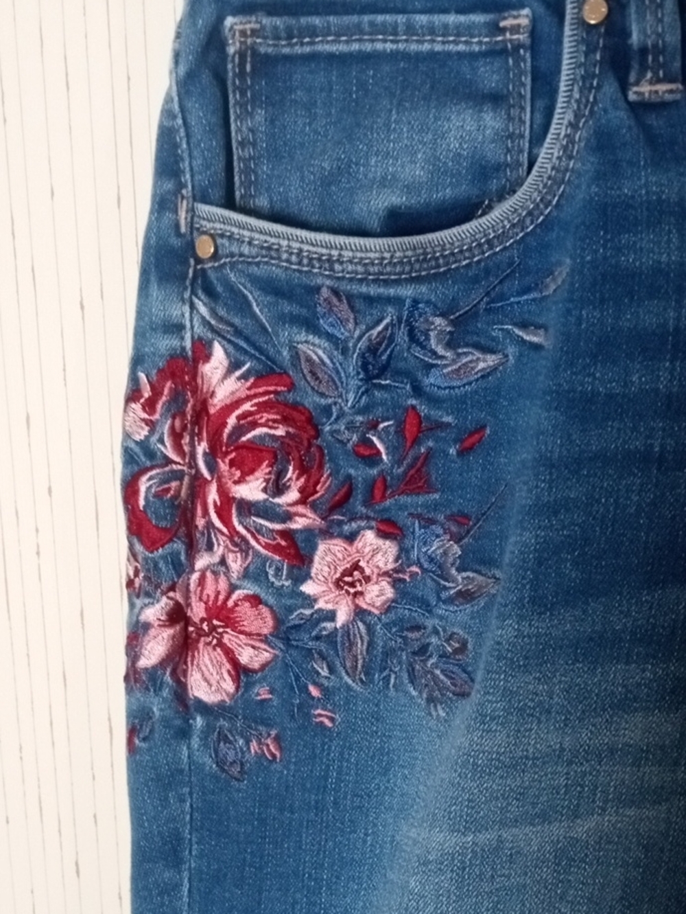 White House Black Market Girl Friend Blue Embroidered Slim Jeans, Roedo, Artsy, - Picture 6 of 8
